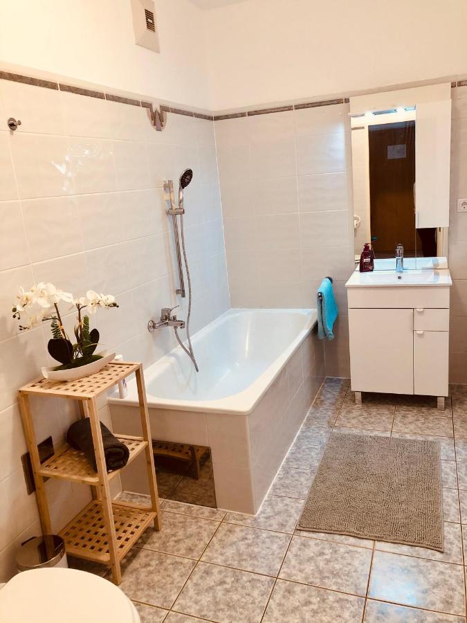 Weinberg Apartment